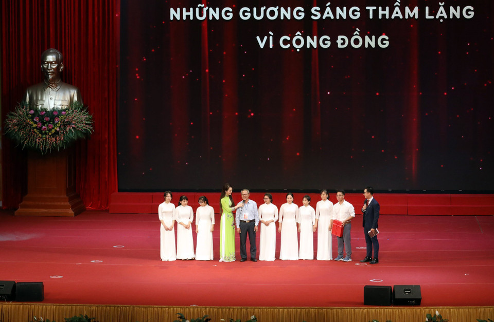 Giao lưu với ông Nguyễn Trung Chắt, một gương sáng thầm lặng vì cộng đồng tỉnh Lạng Sơn và các con của ông lớn lên từ Mái ấm Hy Vọng đang học Đại học tại Hà Nội tại buổi lễ. (Ảnh: Anh Tuấn/TTXVN)