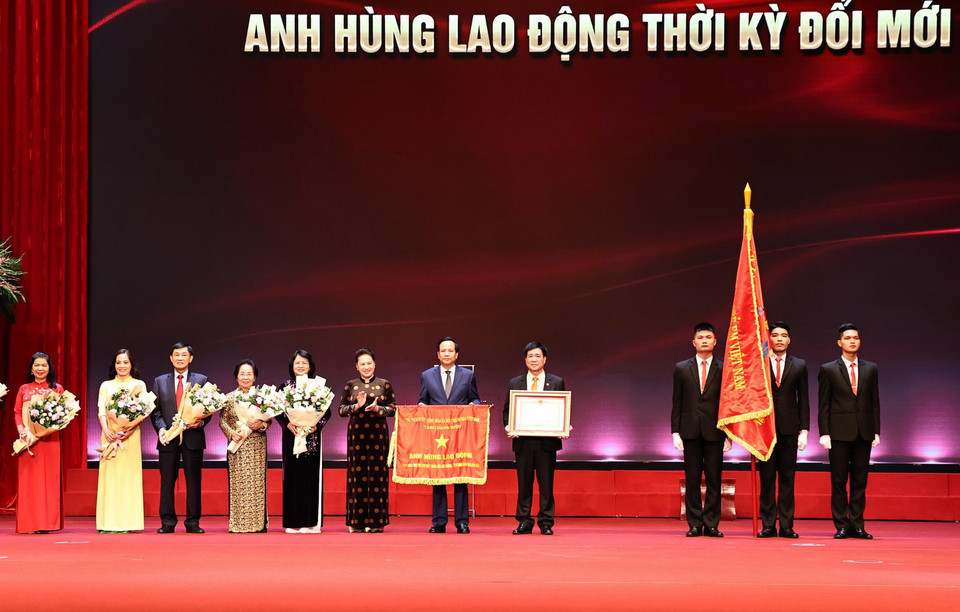 Chủ tịch Quốc hội Nguyễn Thị Kim Ngân trao danh hiệu Anh hùng Lao động thời kỳ đổi mới cho Quỹ Bảo trợ trẻ em Việt Nam. (Ảnh: Trọng Đức/TTXVN)