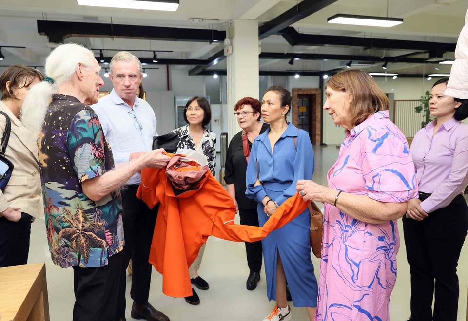 Chủ tịch Thượng viện Australia Sue Lines tham quan các thành phẩm mẫu của Công ty TNHH Maxport Limited (Vietnam). (Ảnh: An Đăng/TTXVN)