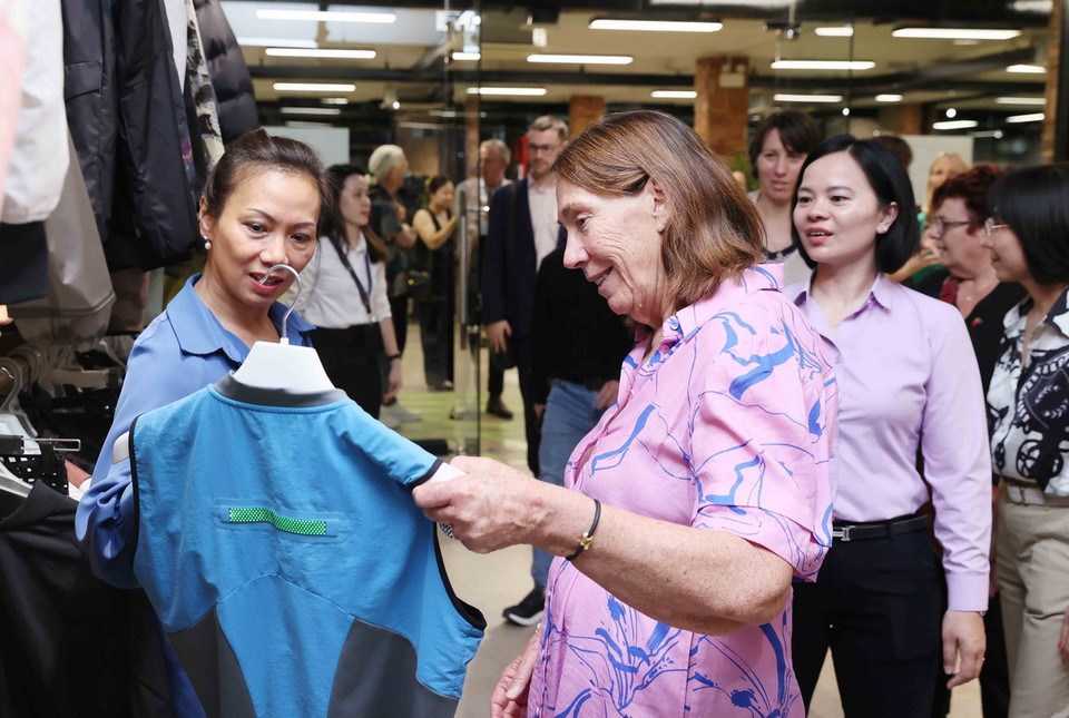 Chủ tịch Thượng viện Australia Sue Lines tham quan các thành phẩm mẫu của Công ty TNHH Maxport Limited (Vietnam). (Ảnh: An Đăng/TTXVN)