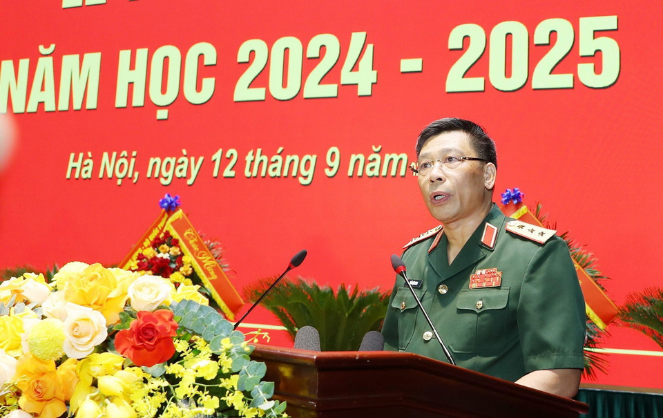 Thượng tướng Trần Việt Khoa, Ủy viên Trung ương Đảng, Giám đốc Học viện Quốc phòng trình bày diễn văn khai giảng. (Ảnh: Lâm Khánh/TTXVN)