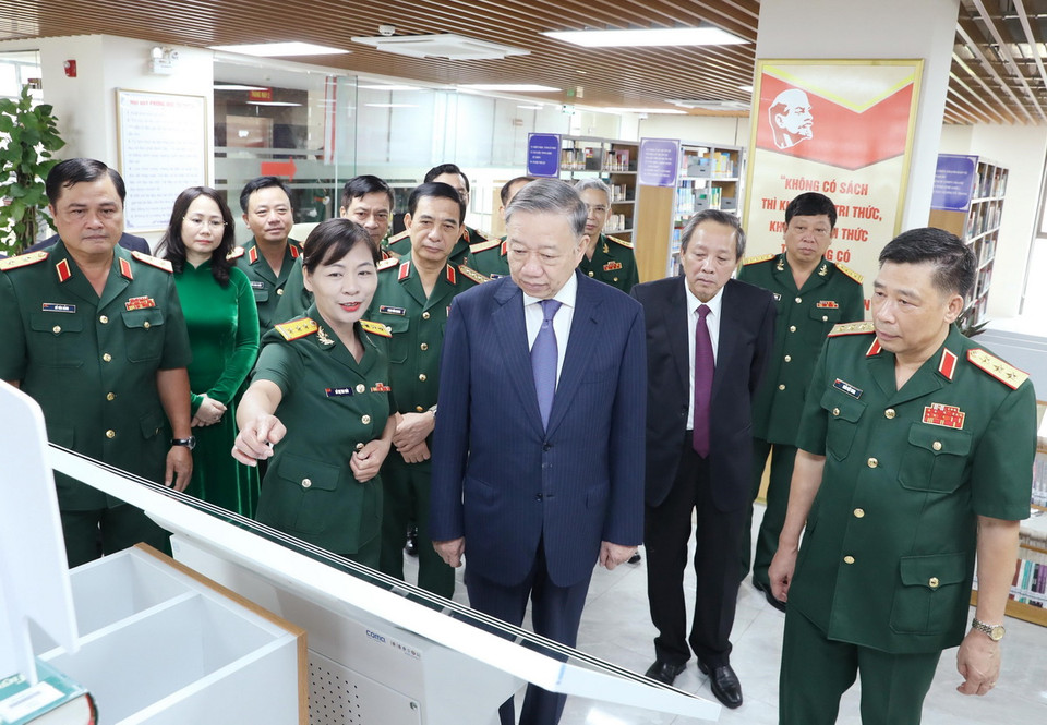 Tổng Bí thư, Chủ tịch nước Tô Lâm và các đại biểu thăm Phòng truyền thống của Học viện Quốc phòng. (Ảnh: Lâm Khánh/TTXVN)