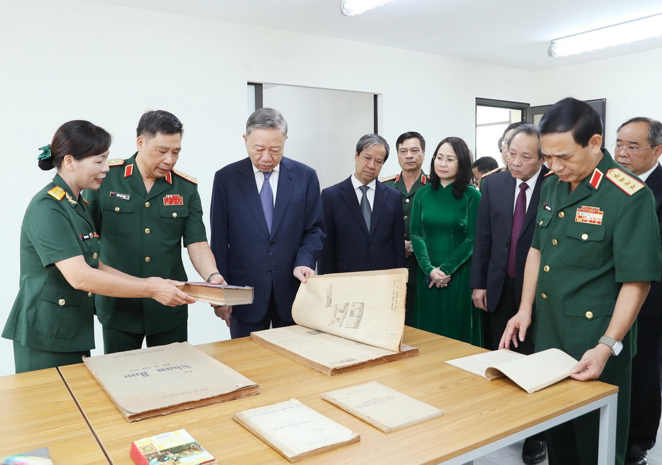 Tổng Bí thư, Chủ tịch nước Tô Lâm và các đại biểu thăm Thư viện của Học viện Quốc phòng. (Ảnh: Lâm Khánh/TTXVN)