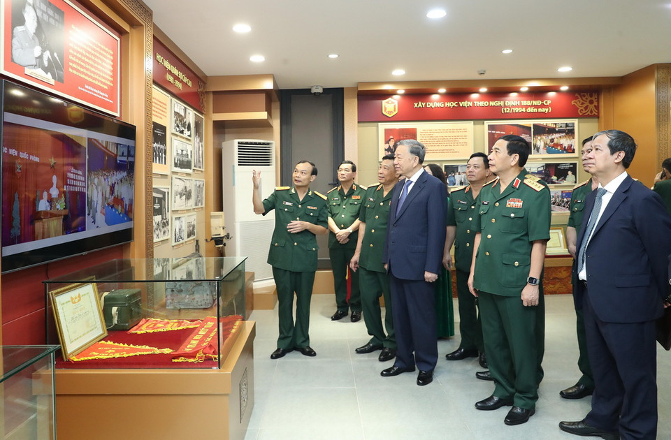 Tổng Bí thư, Chủ tịch nước Tô Lâm và các đại biểu thăm Phòng truyền thống của Học viện Quốc phòng. (Ảnh: Lâm Khánh/TTXVN)