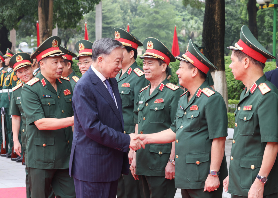 Tổng Bí thư, Chủ tịch nước Tô Lâm với Lãnh đạo Bộ Quốc phòng và Học viện Quốc phòng. (Ảnh: Lâm Khánh/TTXVN)