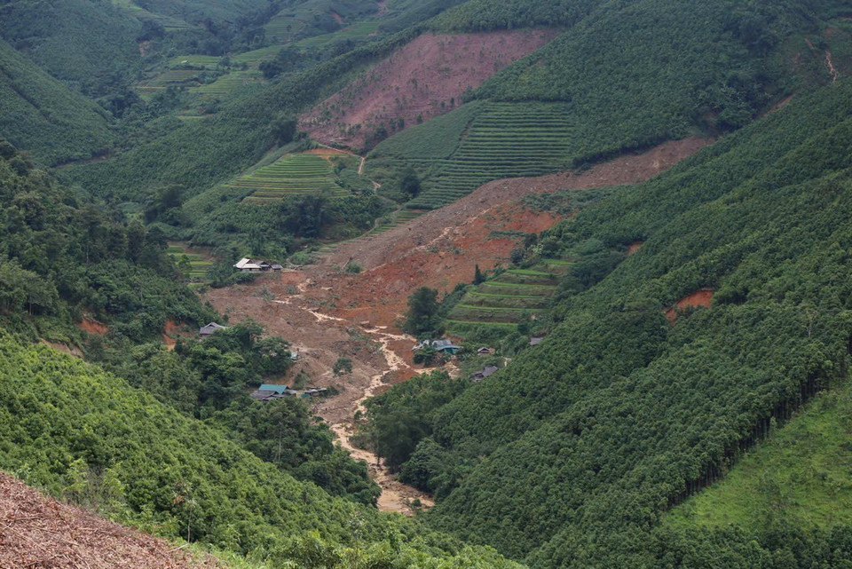 Trên địa huyện Bắc Hà, tỉnh Lào Cai vào 14h ngày 10/9/2024 đã xảy ra vụ sạt lở đất đá nghiêm trọng vùi lấp 8 ngôi nhà tại thôn Nậm Tông, xã Nậm Lúc. Công tác cứu hộ, cứu nạn tại Nậm Lúc gặp rất nhiều khó khăn do địa hình chia cắt. (Ảnh: TTXVN phát)
