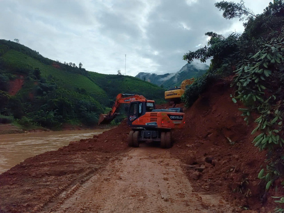 Nhiều tuyến đường giao thông tại xã Nậm Lúc, Bắc Hà bị sạt lở, chia cắt nên công tác cứu hộ gặp nhiều khó khăn. (Ảnh: TTXVN phát)