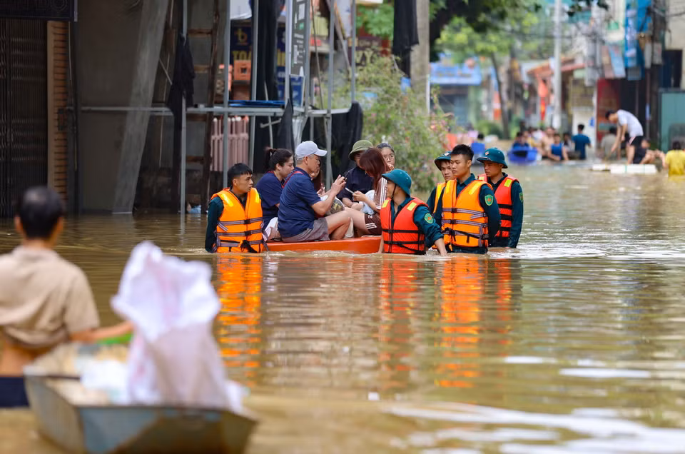 Lực lượng quân đội và dân quân tự vệ xã Bát Tràng giúp người dân di chuyển và tiếp tế nhu yếu phẩm. (Ảnh: Thanh Tùng/TTXVN)