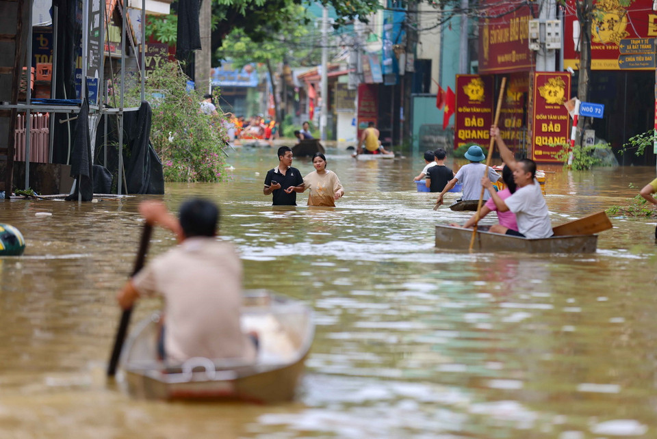 Đường Phố Gốm, xã Bát Tràng đã biến thành sông. (Ảnh: Thanh Tùng/TTXVN)