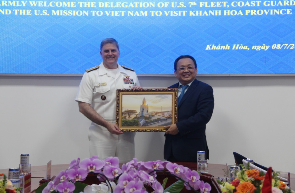 Ông Lê Hữu Hoàng, Phó Chủ tịch Thường trực Ủy ban Nhân dân tỉnh Khánh Hòa tặng bức tranh lưu niệm cho đại diện Hạm đội 7 thuộc Bộ tư lệnh Ấn Độ Dương-Thái Bình Dương của Hoa Kỳ. (Ảnh: Phan Sáu/TTXVN)