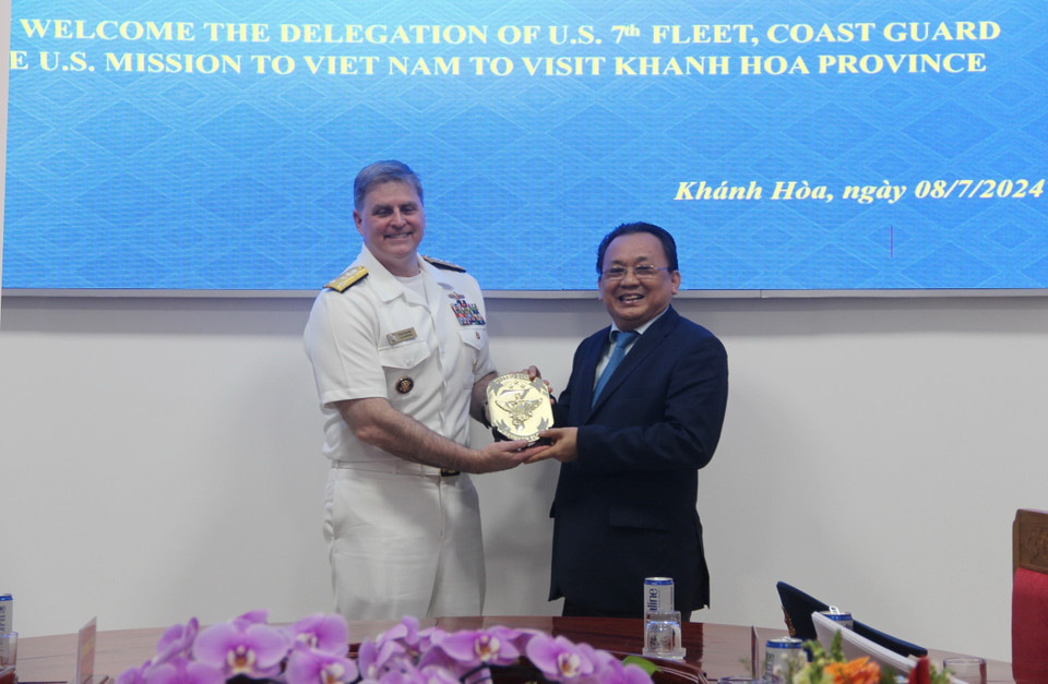 Đại diện Hạm đội 7 thuộc Bộ tư lệnh Ấn Độ Dương-Thái Bình Dương của Hoa Kỳ tặng quà biểu trưng của đơn vị cho lãnh đạo tỉnh Khánh Hòa. (Ảnh: Phan Sáu/TTXVN)