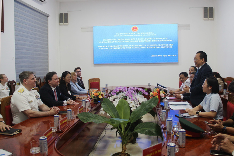 Lãnh đạo Ủy ban Nhân dân tỉnh Khánh Hòa tiếp thủy thủ đoàn. (Ảnh: Phan Sáu/TTXVN)