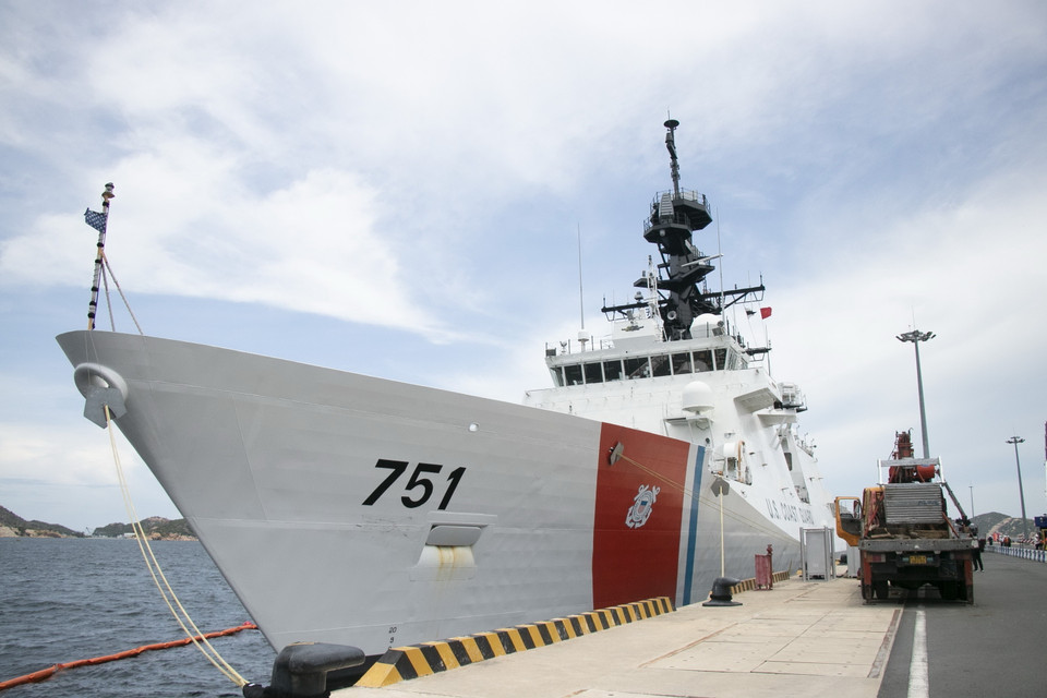 Tàu Waesche của lực lượng Tuần duyên Hoa Kỳ tại Cảng Quốc tế Cam Ranh. (Ảnh: Đặng Tuấn/TTXVN)