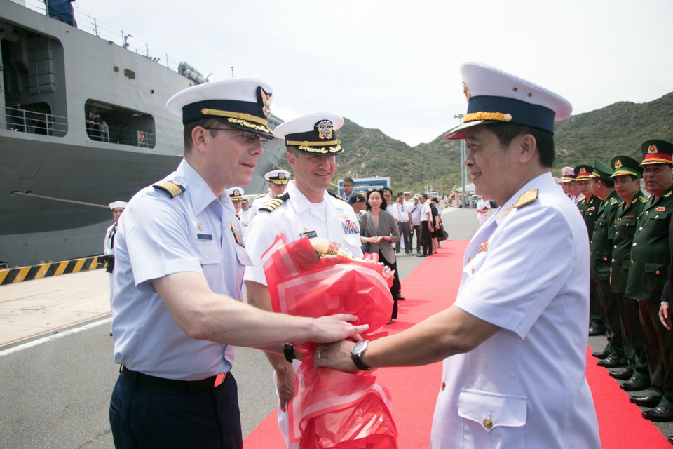 Lãnh đạo Vùng 4 Hải quân tặng hoa các thuyền viên thuộc Hạm đội 7 Hải quân Hoa Kỳ. (Ảnh: Đặng Tuấn/TTXVN)