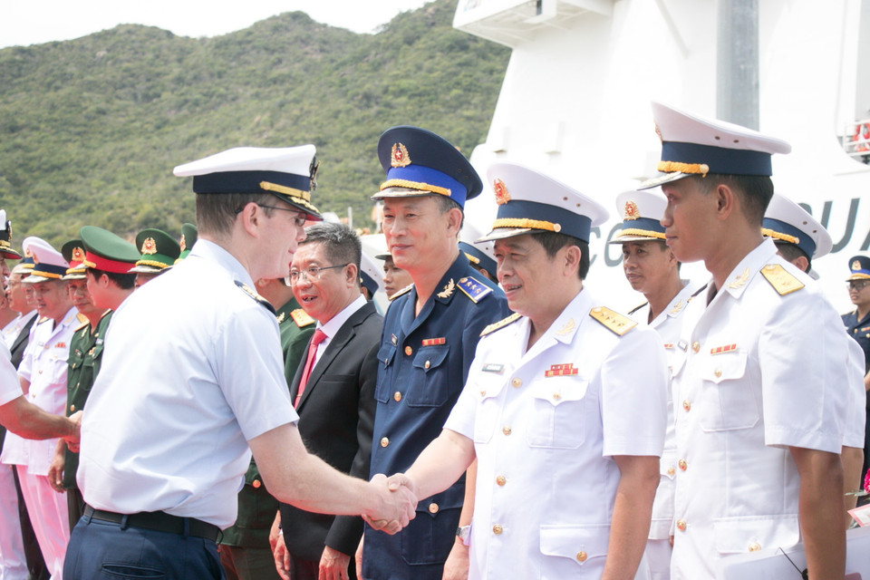 Các thuyền viên thuộc Hạm đội 7 Hải quân Hoa Kỳ. (Ảnh: Đặng Tuấn/TTXVN)