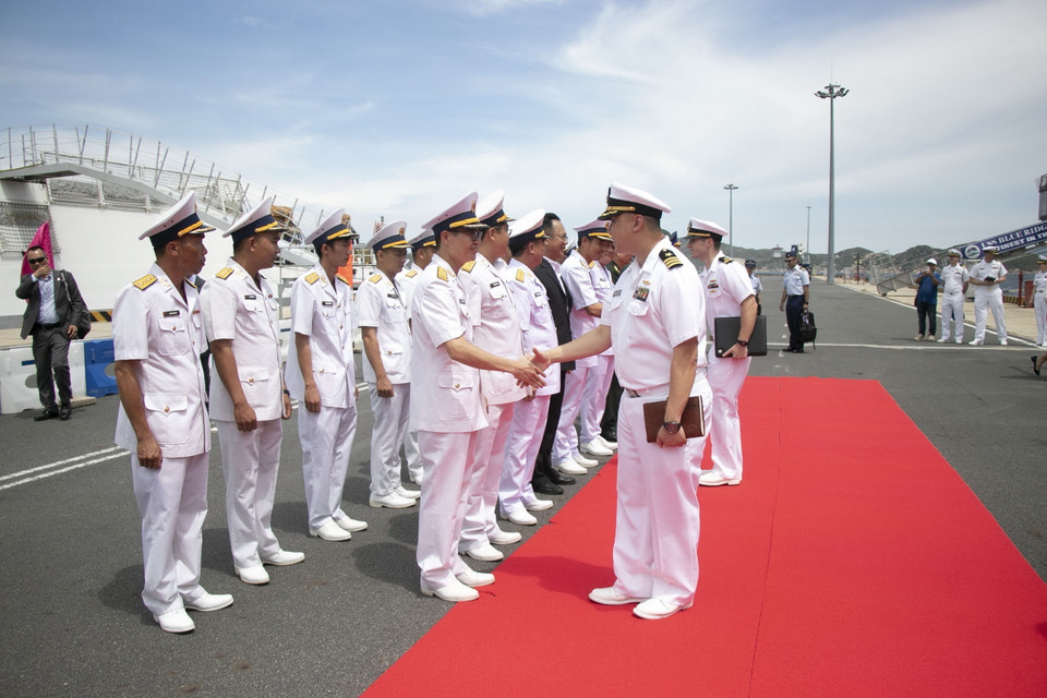 Các thủy thủ tàu tuần duyên Hoa Kỳ thăm xã giao tỉnh Khánh Hòa. (Ảnh: Đặng Tuấn/TTXVN)