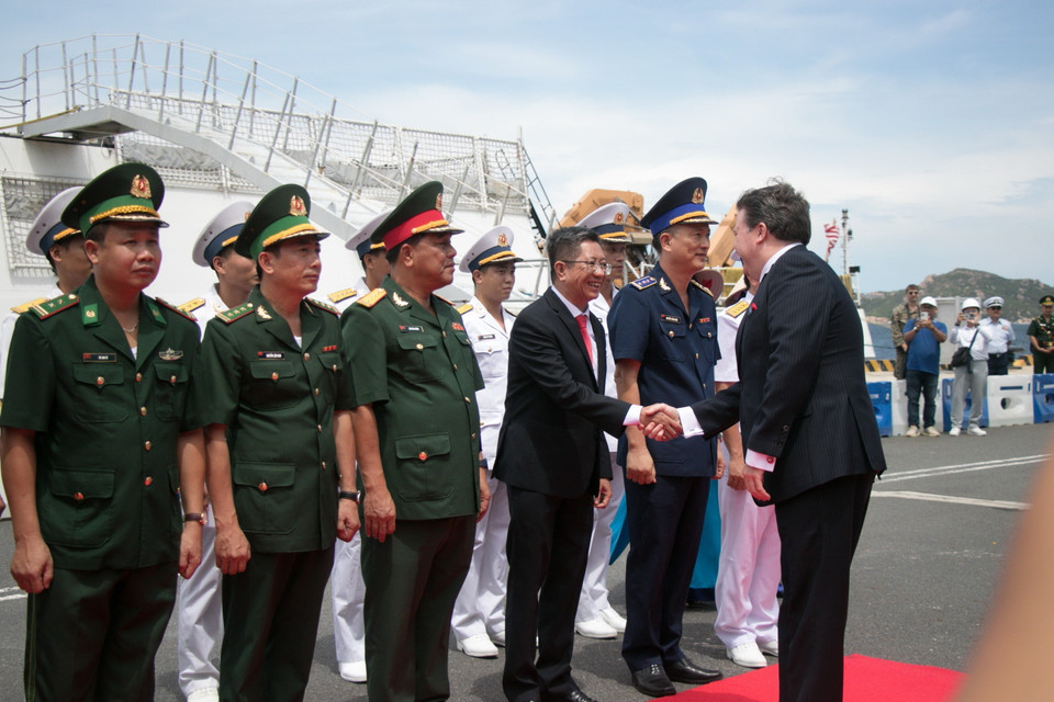 Đại sứ Hoa Kỳ tại Việt Nam Marc Knapper bắt tay cán bộ, chiến sỹ Vùng 4 Hải quân. (Ảnh: Đặng Tuấn/TTXVN)