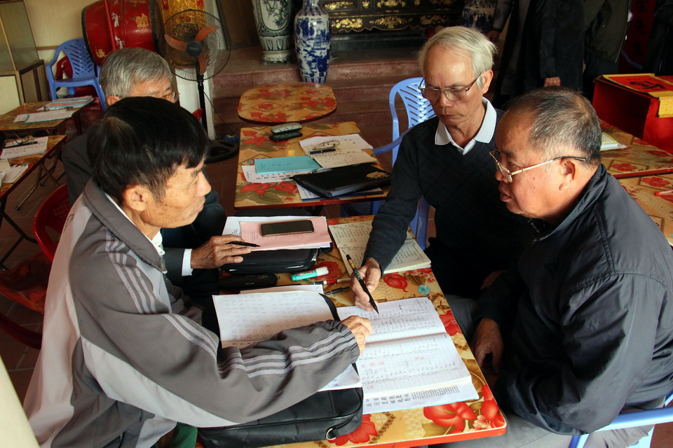 Học viên Câu lạc bộ Hán Nôm Quần Anh (Hải Hậu, Nam Định) trao đổi về chữ Hán, Nôm. (Ảnh: Nguyễn Lành/TTXVN)