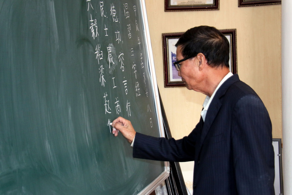 Ông Nguyễn Thanh Tiêu, Phó Chủ nhiệm Câu lạc bộ Hán Nôm Quần Anh (Hải Hậu, Nam Định) dạy chữ Hán, Nôm cho học viên. (Ảnh: Nguyễn Lành/TTXVN)