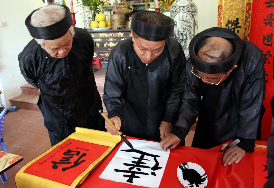 Học viên Câu lạc bộ Hán Nôm Quần Anh, huyện Hải Hậu, tỉnh Nam Định luyện tập viết thư pháp. (Ảnh: Nguyễn Lành/TTXVN)