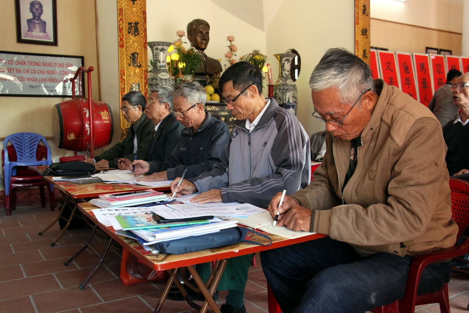 Câu lạc bộ không chỉ là nơi học tập mà còn là nơi giao lưu, học hỏi, chia sẻ kinh nghiệm và lan tỏa tình yêu văn hóa cho mọi tầng lớp nhân dân, góp phần gìn giữ và phát huy văn hóa dân tộc. (Ảnh: Nguyễn Lành/TTXVN)