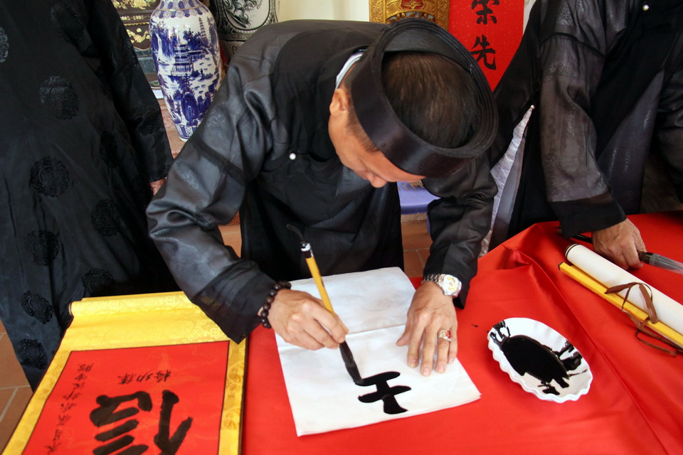 Học viên Câu lạc bộ Hán Nôm Quần Anh, huyện Hải Hậu, tỉnh Nam Định luyện tập viết thư pháp. (Ảnh: Nguyễn Lành/TTXVN)