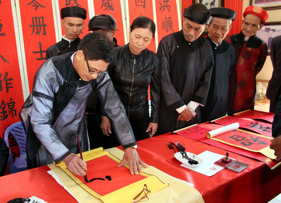 Dạy viết thư pháp tại Câu lạc bộ Hán Nôm Quần Anh, huyện Hải Hậu, tỉnh Nam Định. (Ảnh: Nguyễn Lành/TTXVN)