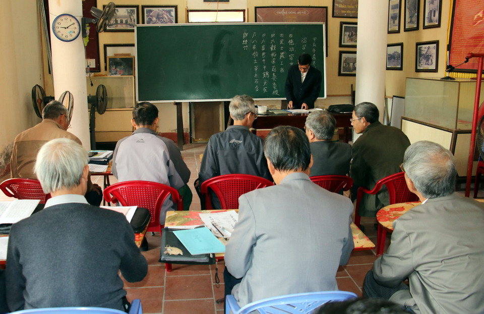 Từ khi thành lập (năm 2009) đến nay, câu lạc bộ đã mở 14 khóa dạy chữ Hán, chữ Nôm, dạy viết thư pháp cho trên 240 học viên. (Ảnh: Nguyễn Lành/TTXVN)
