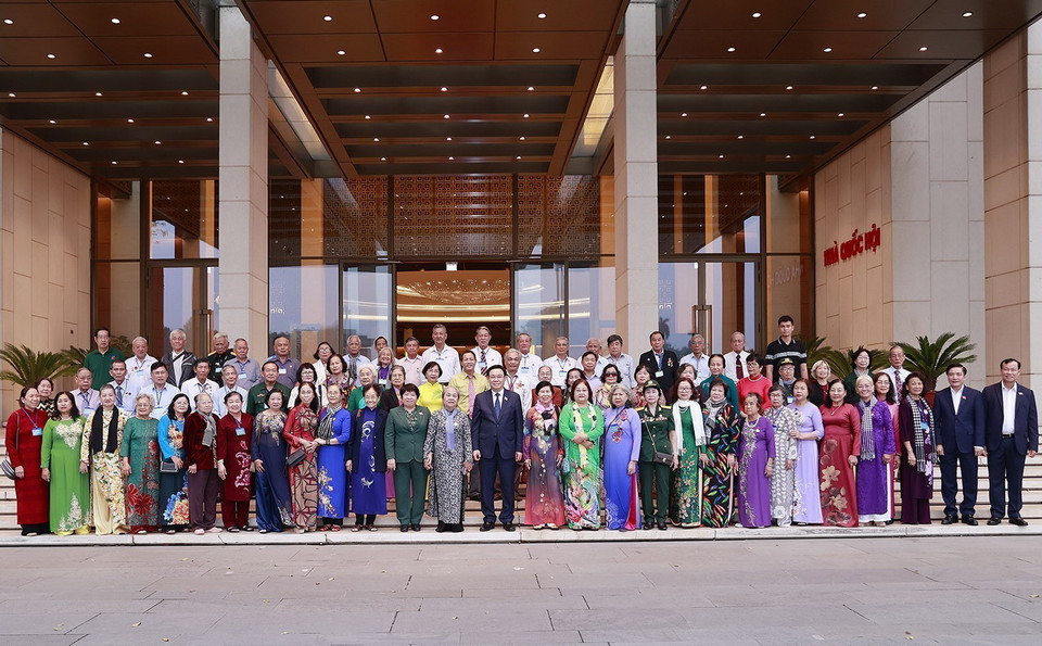 Chủ tịch Quốc hội Vương Đình Huệ chụp ảnh lưu niệm với đại biểu. (Ảnh: Doãn Tấn/TTXVN)