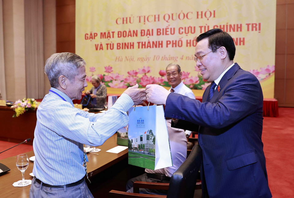 Chủ tịch Quốc hội Vương Đình Huệ tặng quà các đại biểu. (Ảnh: Doãn Tấn/TTXVN)