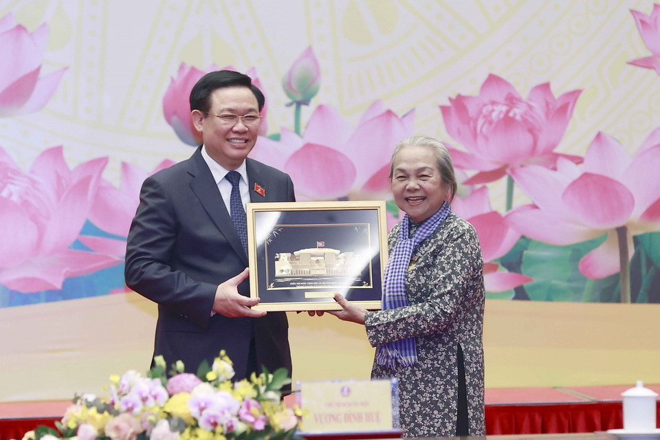 Chủ tịch Quốc hội Vương Đình Huệ tặng quà các đại biểu. (Ảnh: Doãn Tấn/TTXVN)