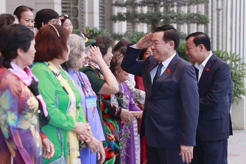 Chủ tịch Quốc hội Vương Đình Huệ với đại biểu. (Ảnh: Doãn Tấn/TTXVN)