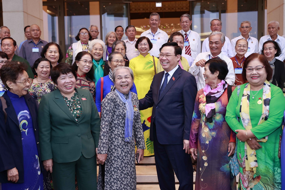 Chủ tịch Quốc hội Vương Đình Huệ với đại biểu. (Ảnh: Doãn Tấn/TTXVN)