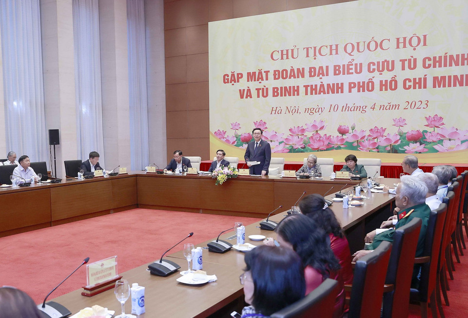 Chủ tịch Quốc hội Vương Đình Huệ phát biểu tại buổi gặp. (Ảnh: Doãn Tấn/TTXVN)