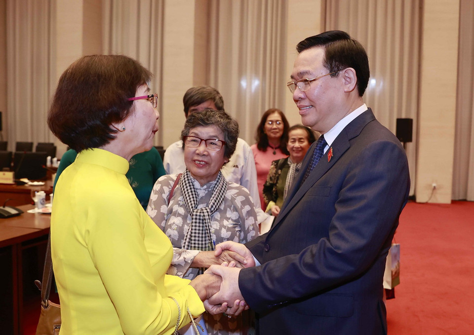 Chủ tịch Quốc hội Vương Đình Huệ trò chuyện thân mật với đại biểu. (Ảnh: Doãn Tấn/TTXVN)