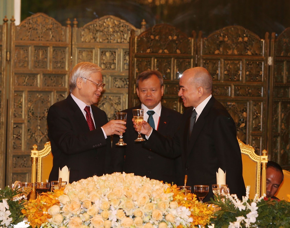 Quốc vương Campuchia Norodom Sihamoni nâng cốc chúc mừng Tổng Bí thư, Chủ tịch nước Nguyễn Phú Trọng. (Ảnh: Trí Dũng/TTXVN)