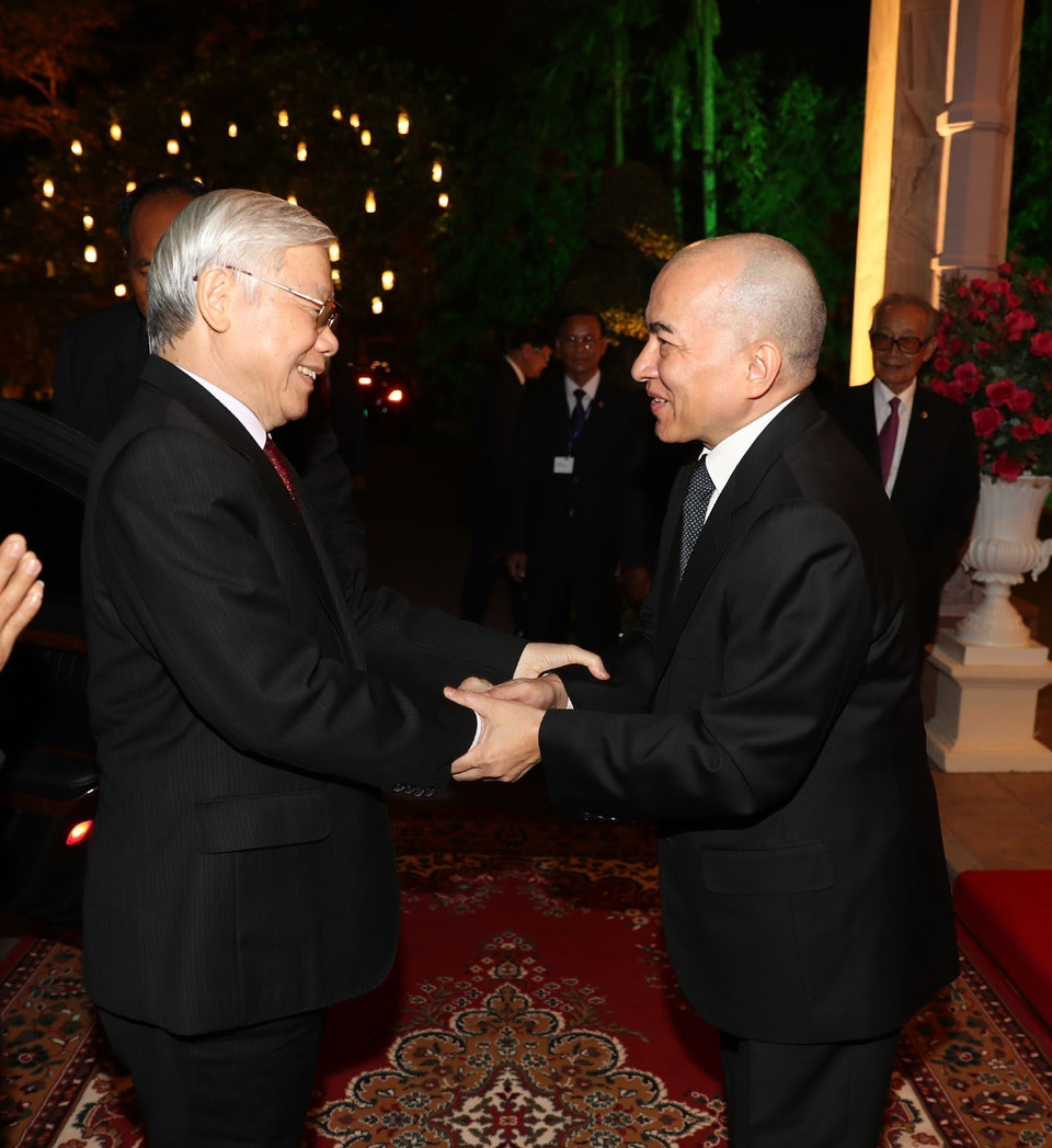 Quốc vương Campuchia Norodom Sihamoni đón Tổng Bí thư, Chủ tịch nước Nguyễn Phú Trọng. (Ảnh: Trí Dũng/TTXVN)