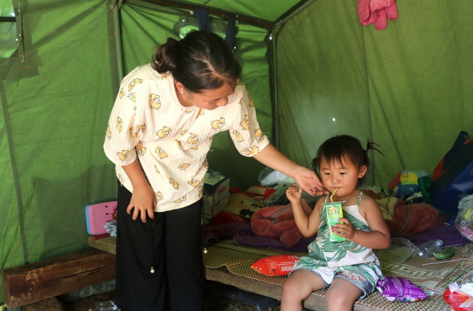 Một em bé ở xóm Lũng Lỳ, xã Ca Thành (Nguyên Bình, Cao Bằng) bị mất mẹ đang ở với gia đình chú thím. (Ảnh: Chu Hiệu/TTXVN)