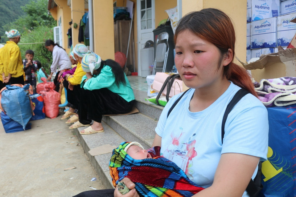 Chị Triệu Múi Dớt, xóm Lũng Súng, xã Yên Lạc (Nguyên Bình, Cao Bằng) vẫn thất thần sau đêm sạt lở đất khiến bố mẹ chồng và một con nuôi tử nạn. (Ảnh: Chu Hiệu/TTXVN)