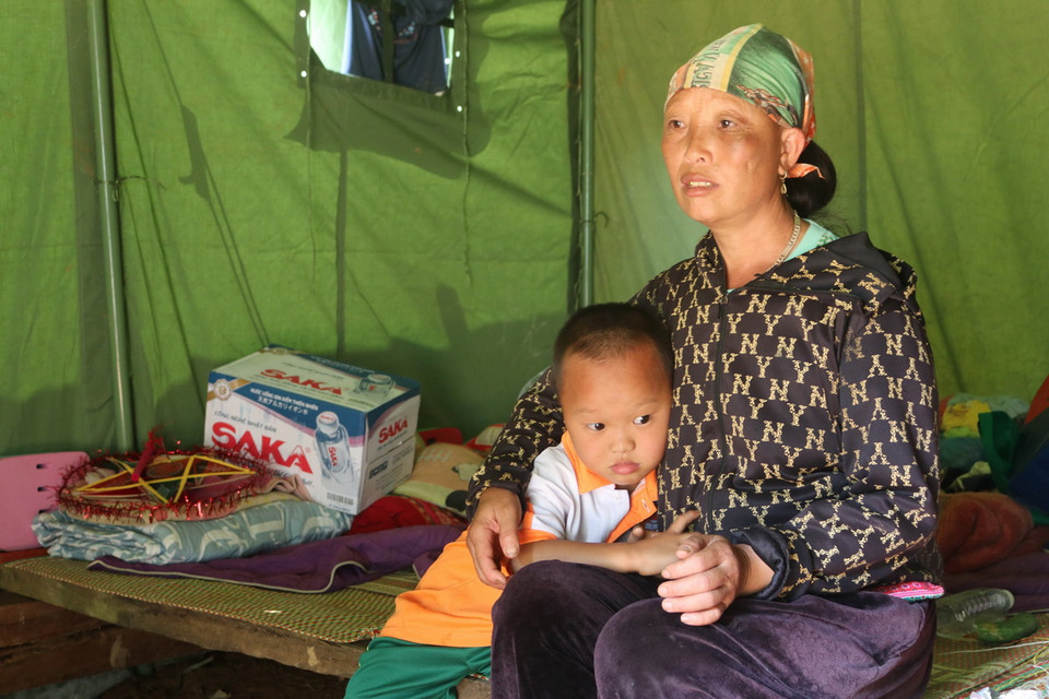 Bà Triệu Mùi Lan, xóm Lũng Lỳ, xã Ca Thành (Nguyên Bình, Cao Bằng) kể về đêm sạt lở đất khiến con trai và con dâu bà bị vùi lấp. (Ảnh: Chu Hiệu/TTXVN)