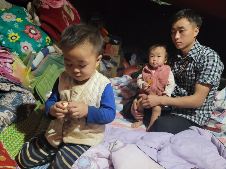 Anh Triệu Vần Phu, xóm Lũng Lỳ, xã Ca Thành (Nguyên Bình, Cao Bằng) đã mất bố, mẹ và vợ trong trận sạt lở đất ngày 9/9. (Ảnh: Chu Hiệu/TTXVN)