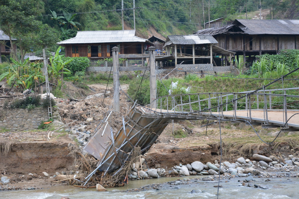 Cây cầu Bản Hát ở huyện Trạm Tấu bị lũ làm hư hỏng nặng. (Ảnh: Tuấn Anh/Vietnam+)