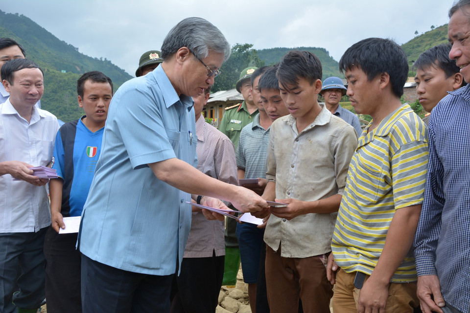 Chủ nhiệm Ủy ban Kiểm tra Trung ương Trần Quốc Vượng thăm thăm hỏi, động viên các gia đình bị ảnh hưởng do mưa lũ tại huyện Trạm Tấu. (Ảnh: Tuấn Anh/Vietnam+)