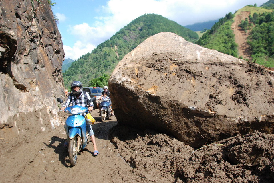 Tuyến đường 174 từ Nghĩa Lộ đi Trạm Tấu tạm thời thông một phần đường cho người và xe gắn máy đi qua. (Ảnh: Tuấn Anh/Vietnam+)