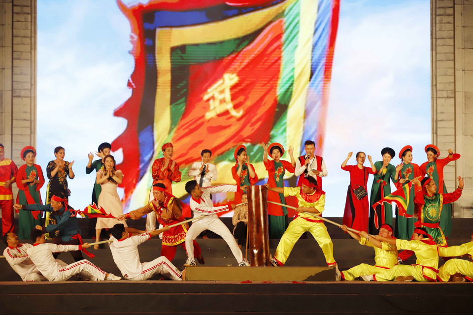 Trình diễn Nghi lễ và trò chơi Kéo co. (Ảnh: Trung Kiên/TTXVN)