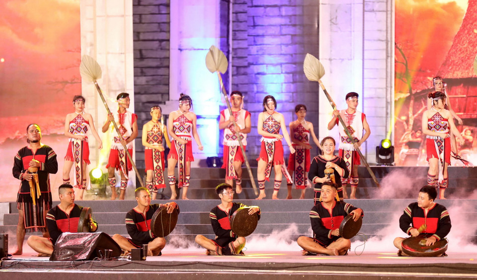 Tiết mục trình diễn Cồng chiêng Tây Nguyên tại Liên hoan các Di sản Văn hóa Phi vật thể Đại diện Nhân loại. (Ảnh: Trung Kiên/TTXVN)