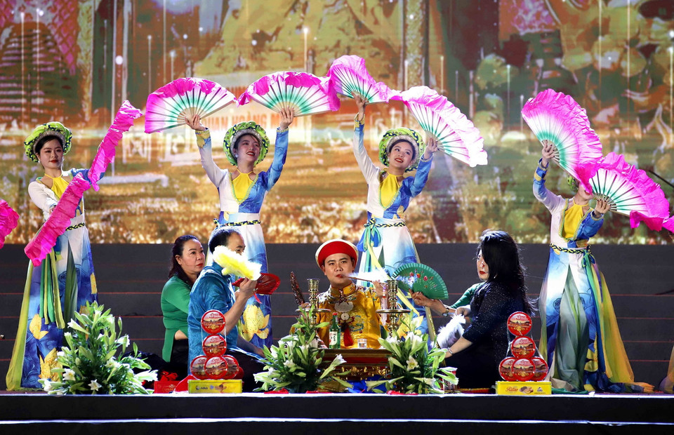 Trình diễn Tín ngưỡng thờ Mẫu Tam phủ. (Ảnh: Trung Kiên/TTXVN)