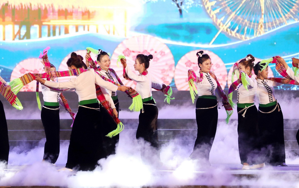 Tiết mục trình diễn Xòe Thái tại Liên hoan các Di sản Văn hóa Phi vật thể Đại diện Nhân loại. (Ảnh: Trung Kiên/TTXVN)