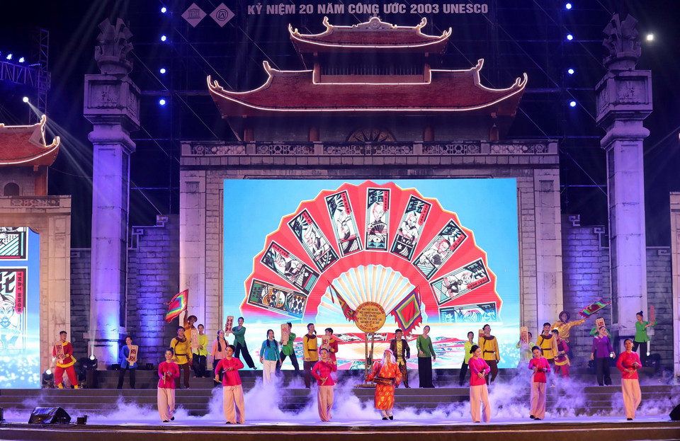 Tiết mục trình diễn nghệ thuật Bài Chòi tại Liên hoan các Di sản Văn hóa Phi vật thể Đại diện Nhân loại. (Ảnh: Trung Kiên/TTXVN)