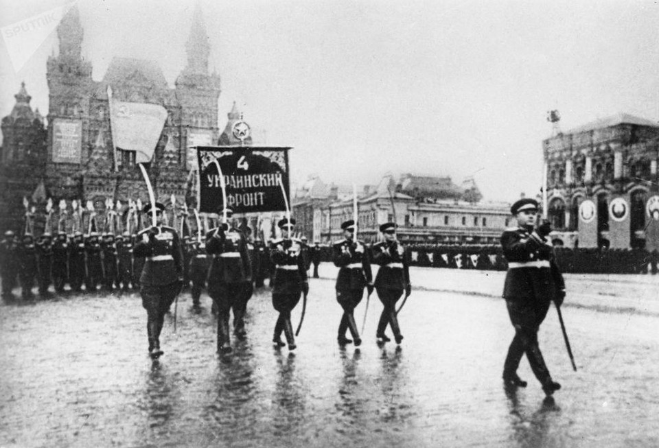 Trung đoàn hợp nhất các mặt trận diễu hành nhân Ngày Chiến thắng trên Quảng trường Đỏ.